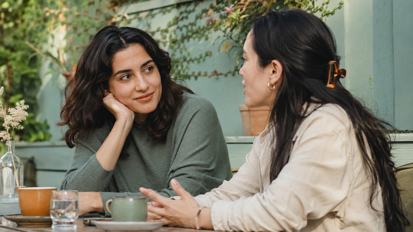 Friends talking at a cafe as social support for emotional resilience
