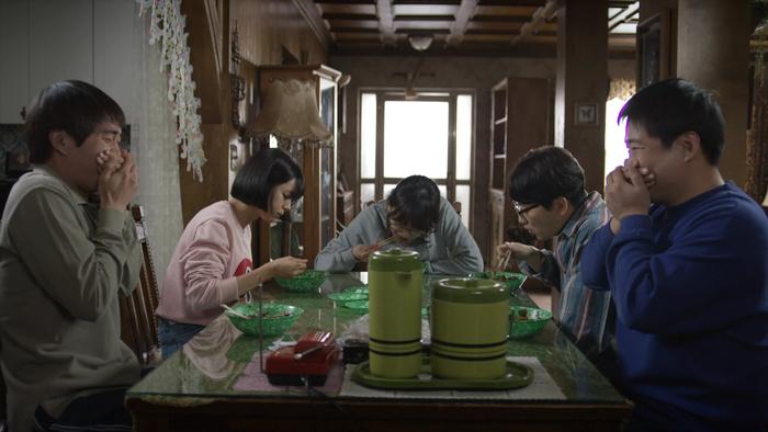 Reply 1988 family eating together at home