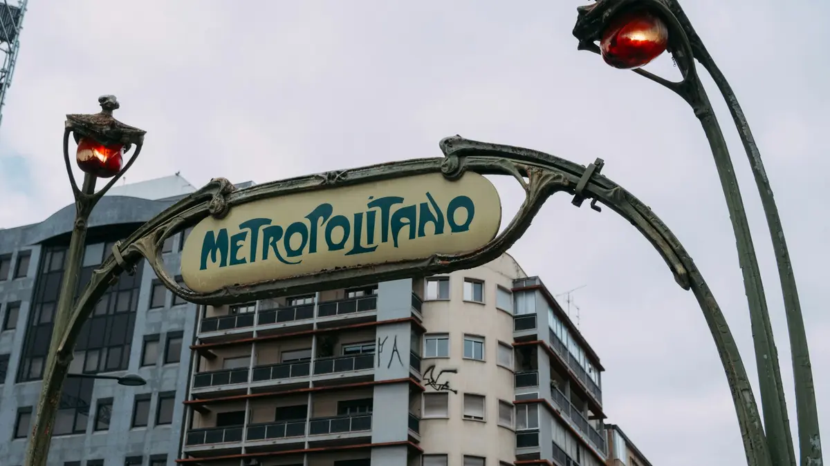 Lisbon Metro entrance sign beside a city building