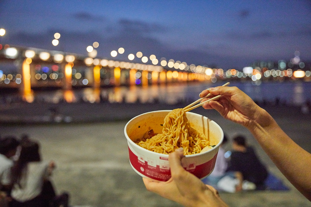 Instant ramen held beside Banpo Bridge at night
